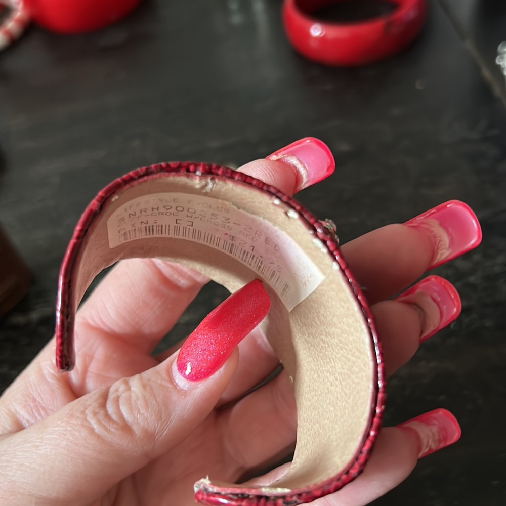 Red cuff - Picture 7 of 7